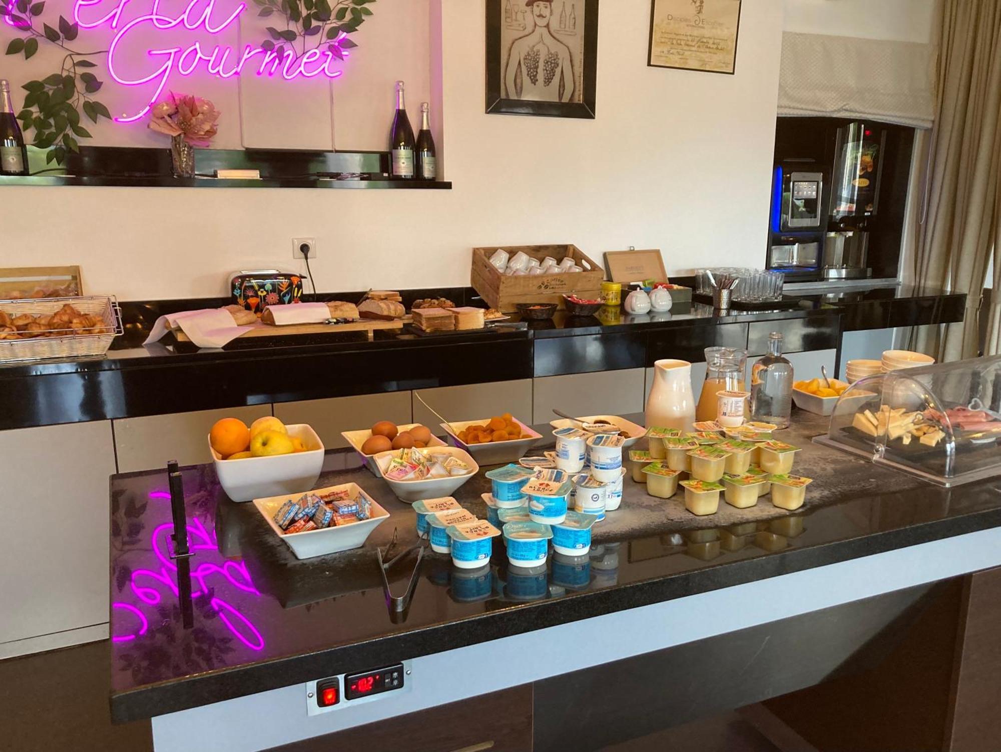 Hotel & Restaurant Perla Riviera فينوف لوبيه المظهر الخارجي الصورة